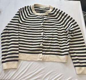 Universal Thread Crewneck Textured Cardigan in Black Stripe
D3-13